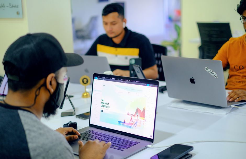 Persona apoyando el dedo sobre un lector biométrico en un terminal de pago
